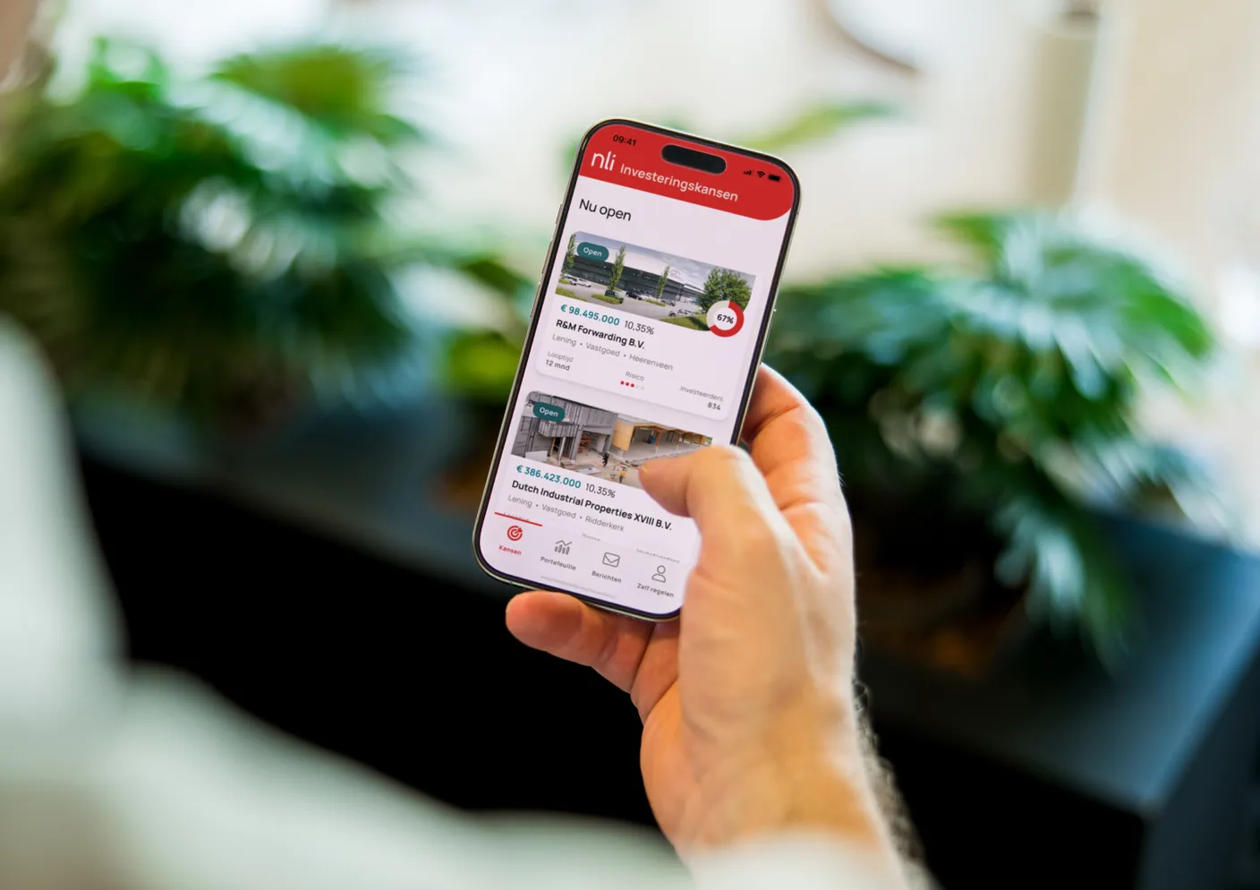 Een hand met een smartphone